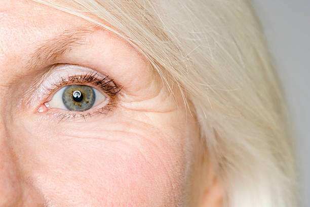 olho de uma mulher idosa - wrinkles eyes imagens e fotografias de stock