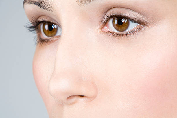 primer plano de ojos de mujer - brown eyes fotografías e imágenes de stock