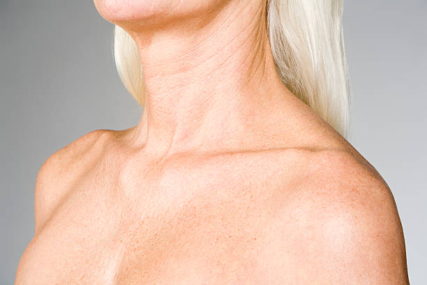 female chest and shoulders - sleutelbeen-fotos stockfoto's en -beelden