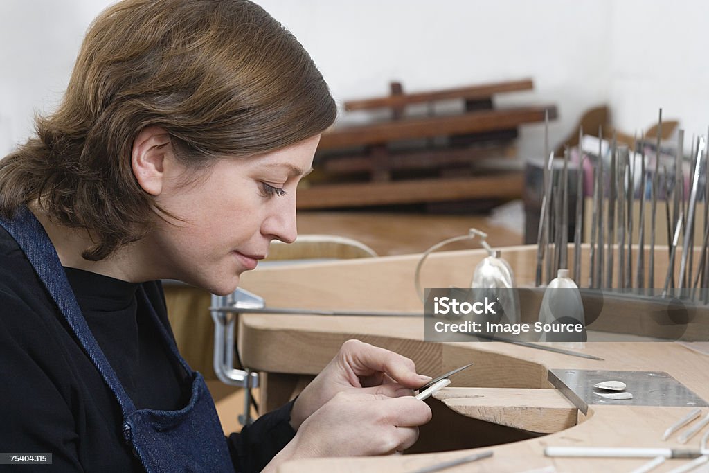 Silversmith de travail - Photo de Adulte d'âge moyen libre de droits