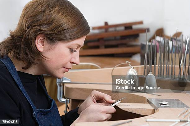 Foto de Silversmith No Trabalho e mais fotos de stock de 30 Anos - 30 Anos, Adulto de idade mediana, Arte e Artesanato - Assunto