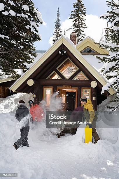 Snowboarders Outdside Chalet - Fotografias de stock e mais imagens de Cabana de Madeira - Cabana de Madeira, Snowboard, Ao Ar Livre