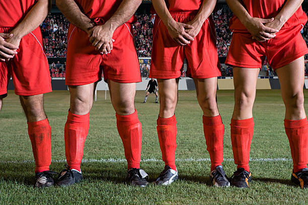 calcio di rimessa in gioco - soccer socks foto e immagini stock