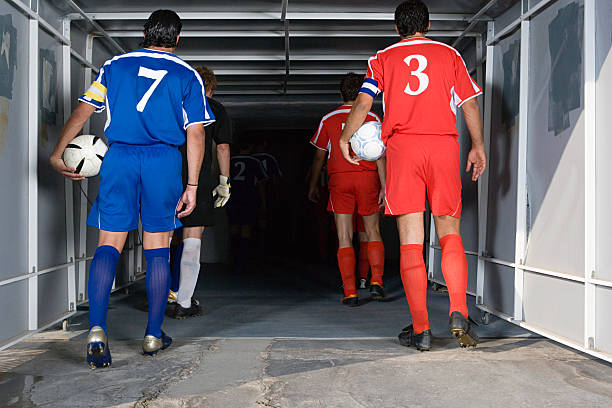 les footballeurs marchant dans le tunnel - foot walk photos et images de collection