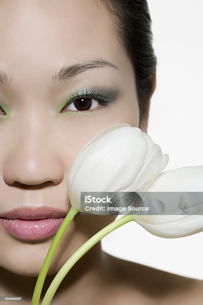 Visage d'une femme avec des tulipes - Photo de Beauté libre de droits