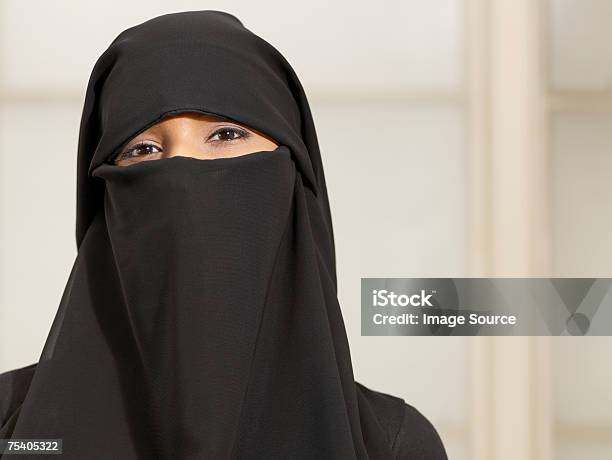 Frau Mit Einem Burkha Stockfoto und mehr Bilder von Bedecken - Bedecken, Blick in die Kamera, Burka