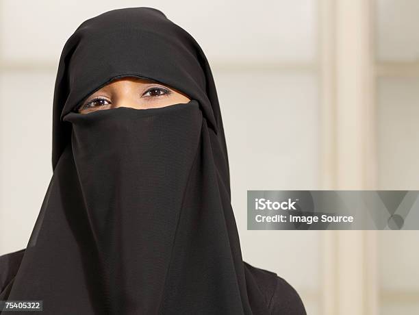 Woman Wearing A Burkha - Fotografias de stock e mais imagens de Adulto - Adulto, Burka, Cobrir