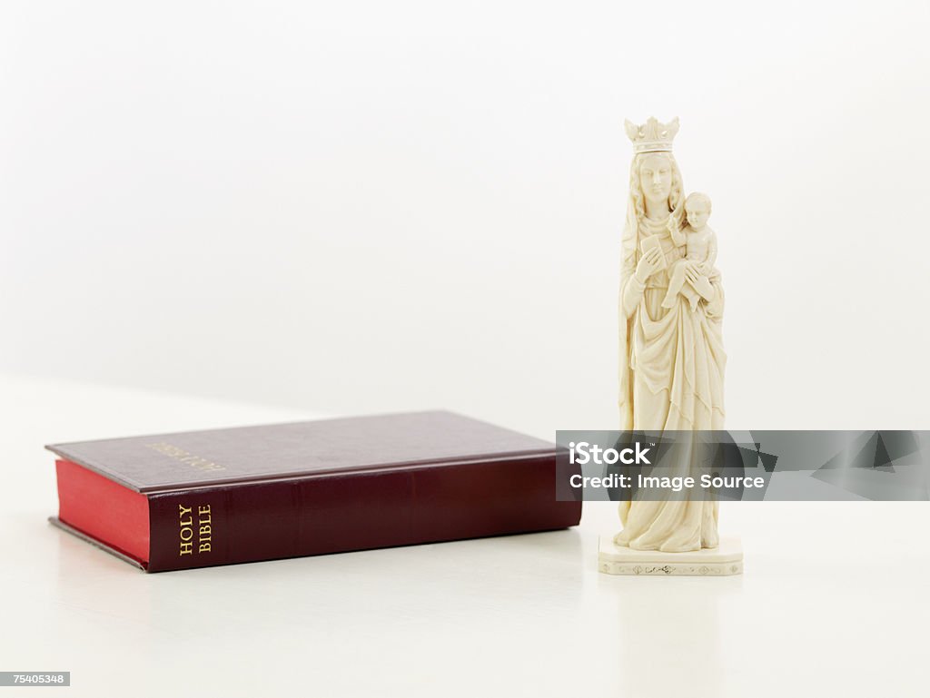 Bible et statuette - Photo de Bible libre de droits