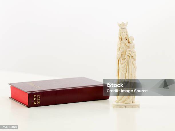 Bible And Statuette — стоковые фотографии и другие картинки Без людей - Без людей, Белый фон, Библия