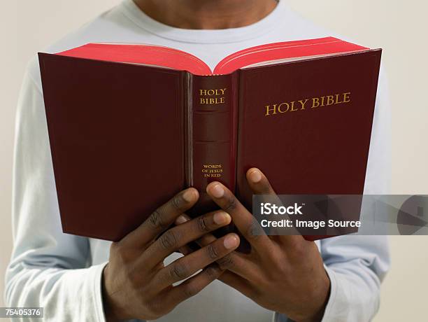 Hombre Que Agarra Un Biblia Foto de stock y más banco de imágenes de Adulto joven - Adulto joven, Agarrar, Biblia