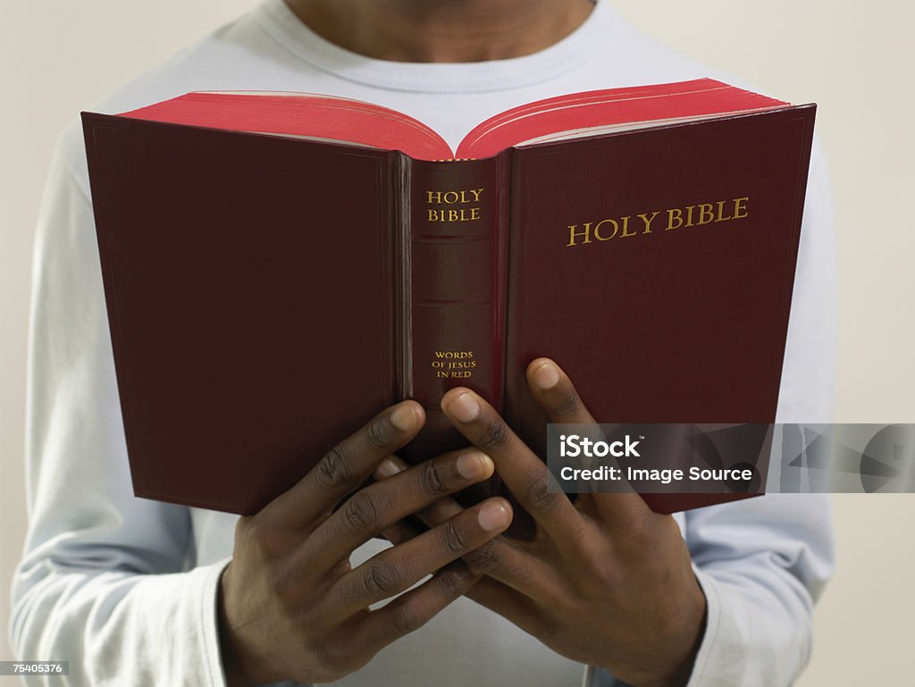 Homem segurando uma Bíblia - Foto de stock de Bíblia royalty-free