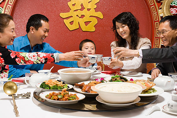 familie entzücken abendessen bei familien- oder klassentreffen - chinese cuisine stock-fotos und bilder