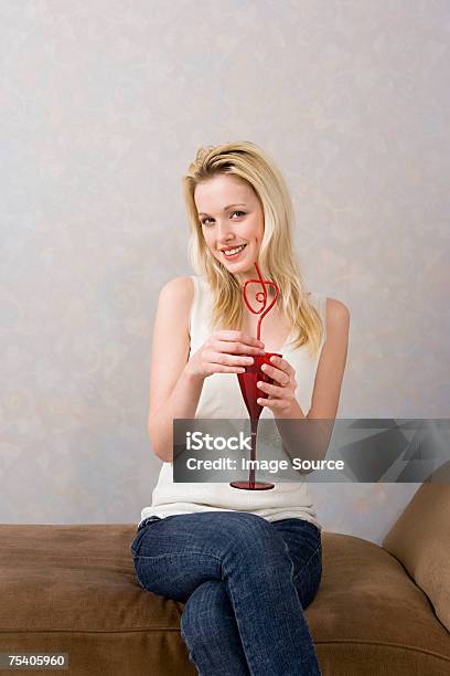 Junge Frau Mit Einem Drink Stockfoto und mehr Bilder von Attraktive Frau - Attraktive Frau, Blick in die Kamera, Blondes Haar
