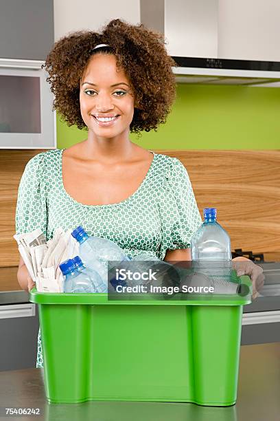 Woman Holding Box Of Recycling — стоковые фотографии и другие картинки Бутылка - Бутылка, В помещении, Вертикальный