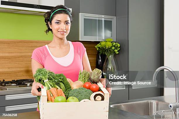 Woman Holding Box Of Vegetables — стоковые фотографии и другие картинки 30-39 лет - 30-39 лет, В помещении, Горизонтальный