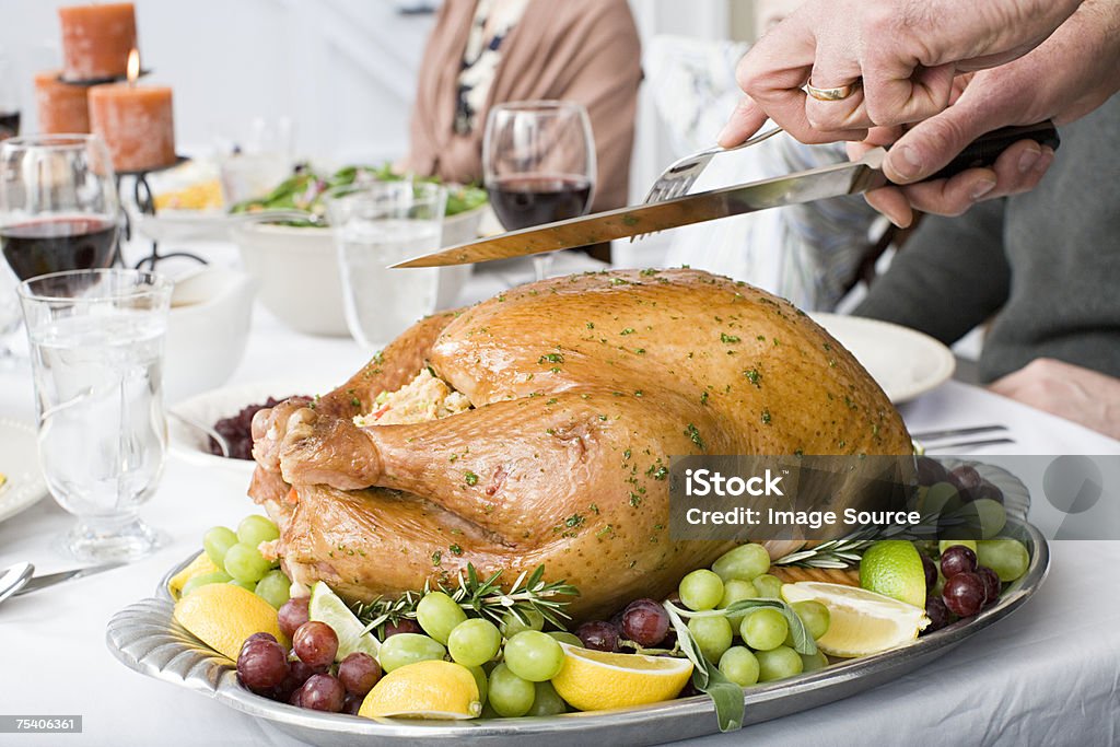 Man carving turkey - 로열티 프리 가정 생활 스톡 사진