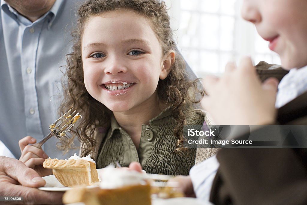 Dziewczynka jedzenie Deser Sroka - Zbiór zdjęć royalty-free (Jeść)