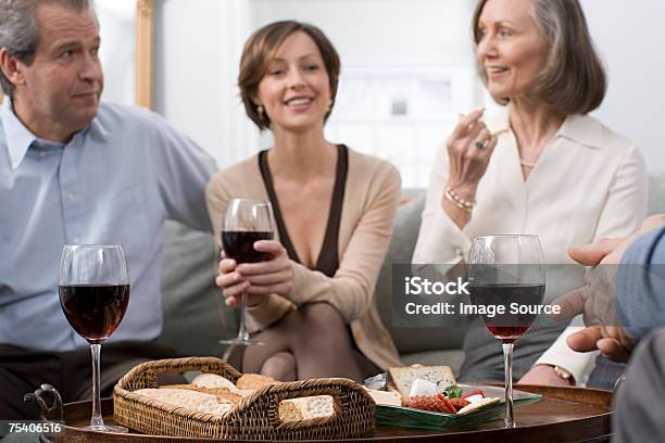 Pessoas Com Queijo E Vinho - Fotografias de stock e mais imagens de Mãe - Mãe, Terceira idade, Filha