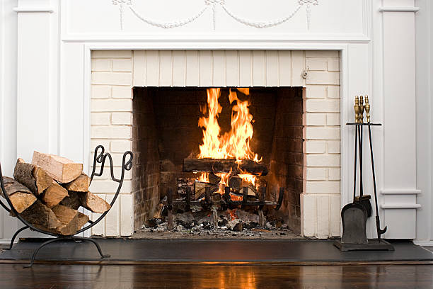 fireplace with fire burning - lò sưởi đặc điểm công trình hình ảnh sẵn có, bức ảnh & hình ảnh trả phí bản quyền một lần