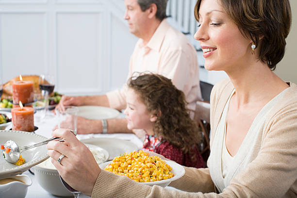 repas en famille - 15801 photos et images de collection