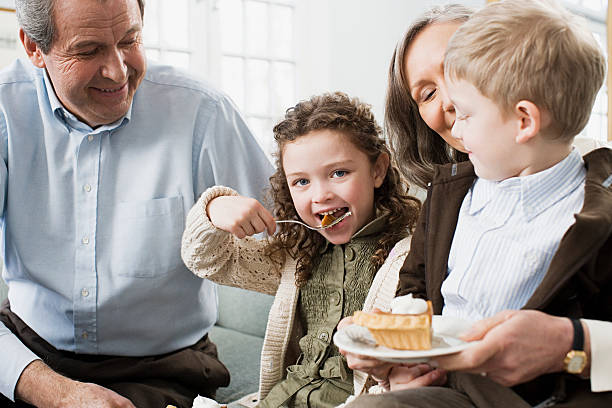 grands-parents et petits-enfants manger de la tarte - 15801 photos et images de collection