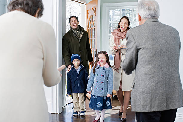 familia llegar a los abuelos house - coat grandfather grandchild granddaughter fotografías e imágenes de stock