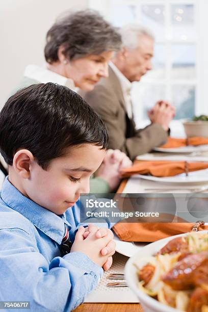 Chłopiec I Rodziny Gadka Wdzięk - zdjęcia stockowe i więcej obrazów Modlić się - Modlić się, Rodzina, Kolacja - Posiłek