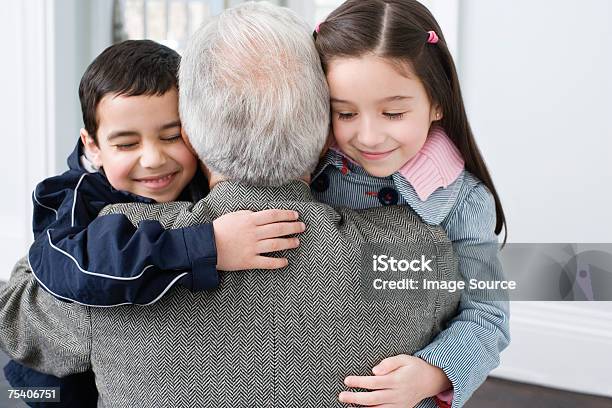 Bruder Und Schwester Umarmen Großvater Stockfoto und mehr Bilder von Großvater - Großvater, Umarmen, Enkel