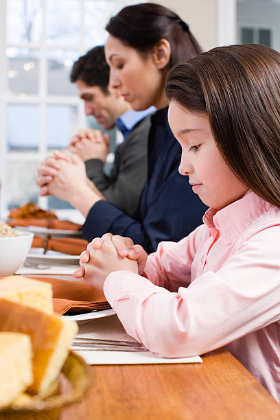ご家族のストーリーを優雅 - praying saying grace dinner meal ストックフォトと画像