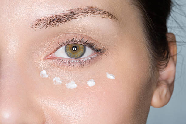 dots of moisturiser on womans face - 15803 imagens e fotografias de stock