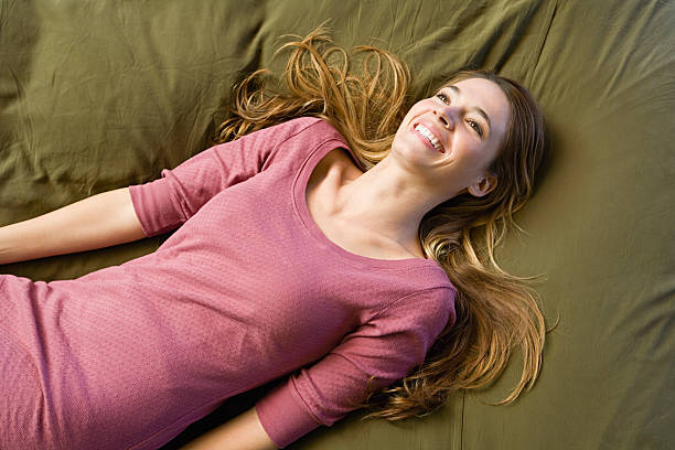 若い女性横たわる - 15803 ストックフォトと画像
