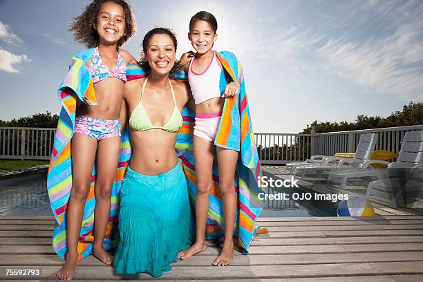 Kobieta I Uśmiechnięte Dziewczyny Na Zewnątrz Z Kostiumy Kąpielowe - zdjęcia stockowe i więcej obrazów Zabawa