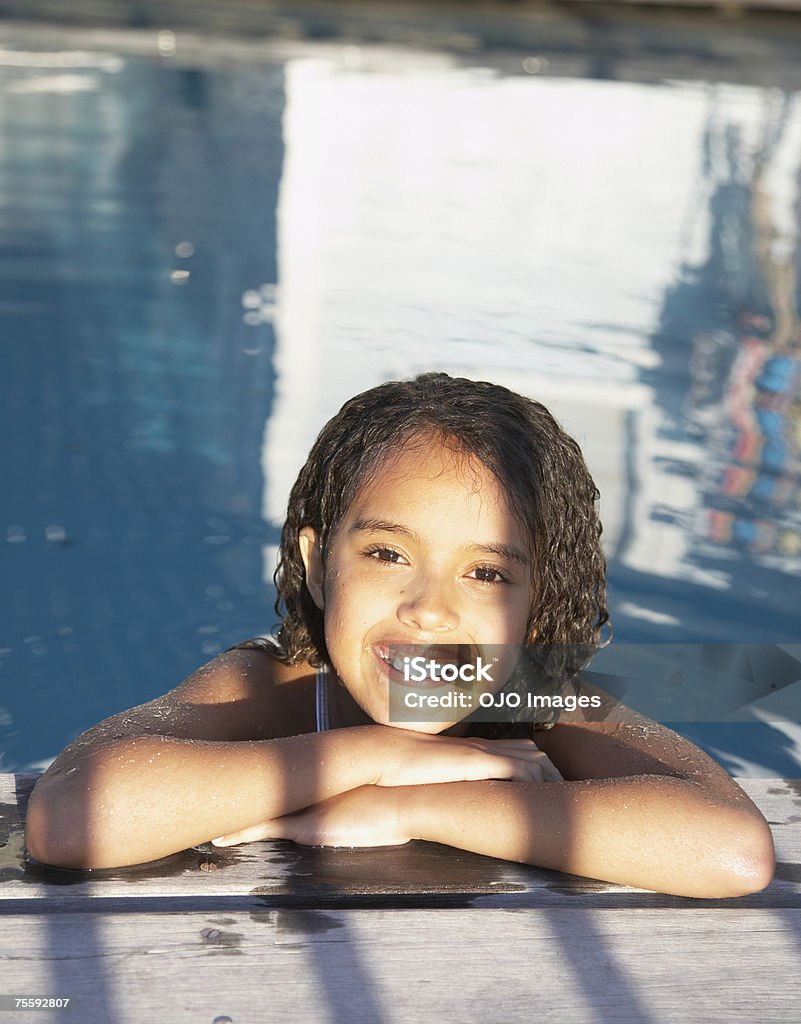 Uśmiechnięta Dziewczyna w basenie - Zbiór zdjęć royalty-free (10-11 lat)