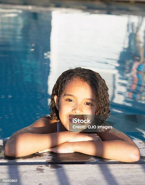 Uśmiechnięta Dziewczyna W Basenie - zdjęcia stockowe i więcej obrazów 10-11 lat - 10-11 lat, Basen, Brzeg basenu