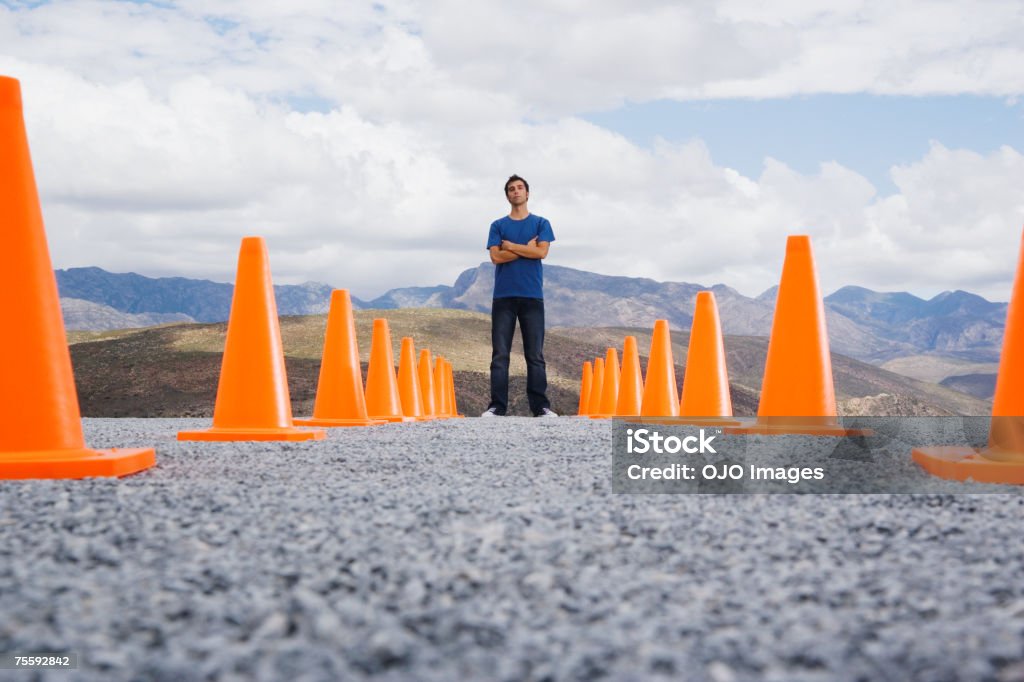 Homem de pé entre duas linhas de cones de segurança - Royalty-free 25-29 Anos Foto de stock