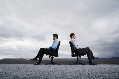 Dos hombres reunidos en la oficina al aire libre con sillones photo