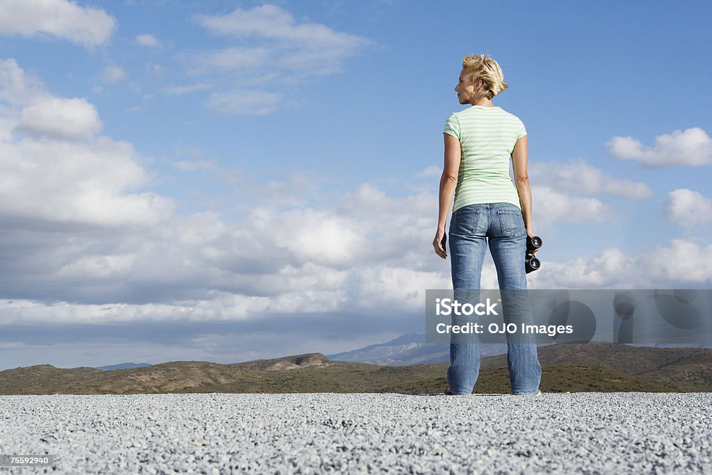 Mulher segurando Binóculos no seu lado - Royalty-free Binóculos Foto de stock