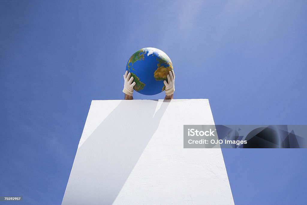 Mains avec des gants tenant globe au-dessus de la mêlée à l'extérieur - Photo de Ciel libre de droits