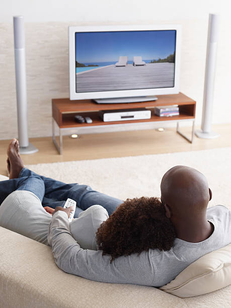пара смотреть телевизор отдыха - home interior entertainment sofa men стоковые фото и изображения