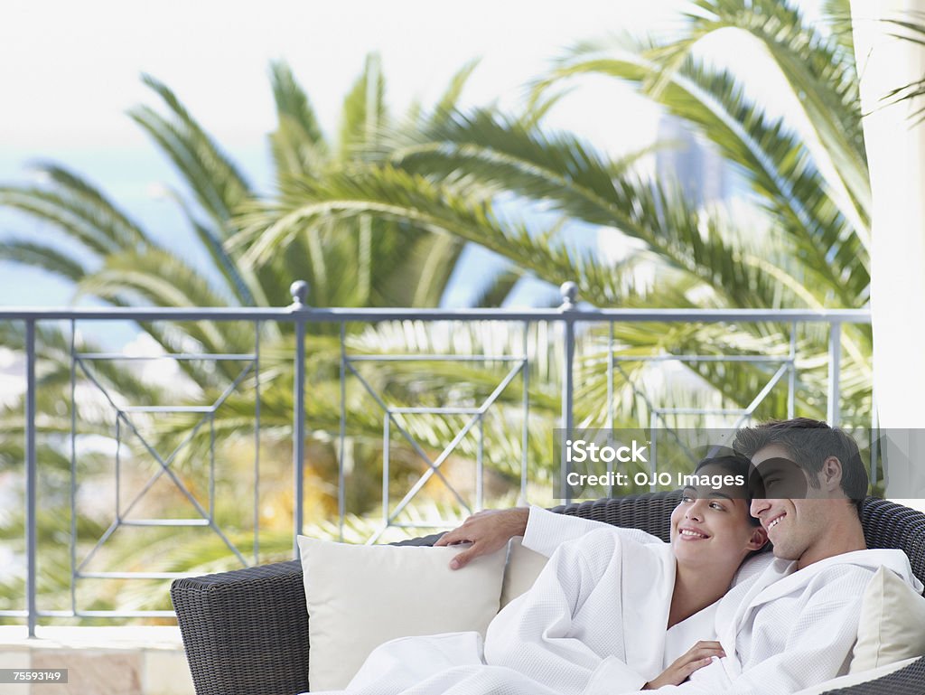 Um casal relaxante em roupões de banho - Royalty-free Casal Foto de stock