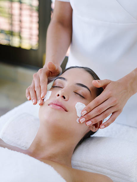 mujer recibiendo un tratamiento facial - beauty spa spa treatment massaging health spa fotografías e imágenes de stock