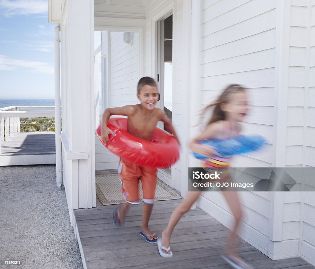 2 つの子供たちとしたビーチハウスでのギア - 水泳のロイヤリティフリーストックフォト