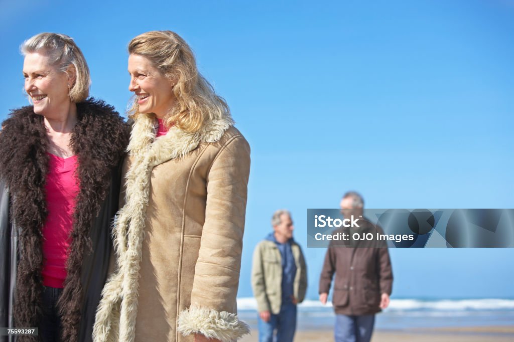 Deux couples sur la plage - Photo de 45-49 ans libre de droits