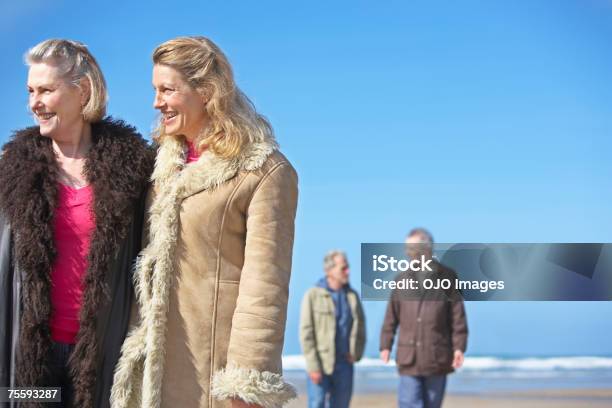 Dois Casais Na Praia - Fotografias de stock e mais imagens de 45-49 anos - 45-49 anos, 55-59 anos, 65-69 anos