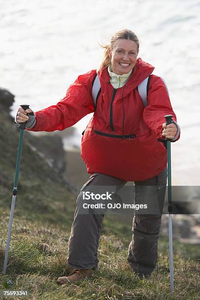 女性のハイキング - 1人のストックフォトや画像を多数ご用意 - 1人, 45-49歳, カメラ目線