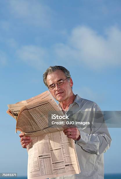 Papel De Leitura Do Homem Ao Ar Livre - Fotografias de stock e mais imagens de Óculos de leitura - Óculos de leitura, 55-59 anos, Adulto maduro