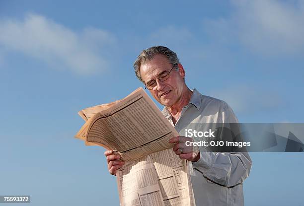 Photo libre de droit de Homme Lisant Le Journal En Plein Air banque d'images et plus d'images libres de droit de 55-59 ans - 55-59 ans, Adulte d'âge mûr, Apprentissage