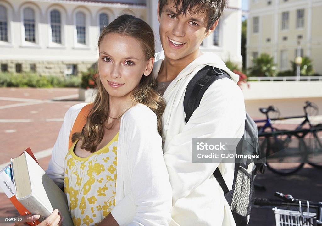 Ein junges Paar umarmen im Freien - Lizenzfrei 18-19 Jahre Stock-Foto