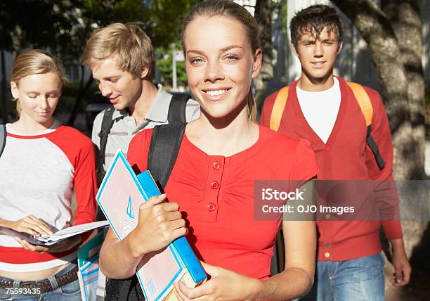 Czterech Studentów Chodzenie W Dół Ulicy - zdjęcia stockowe i więcej obrazów 18-19 lat - 18-19 lat, 20-24 lata, 25-29 lat