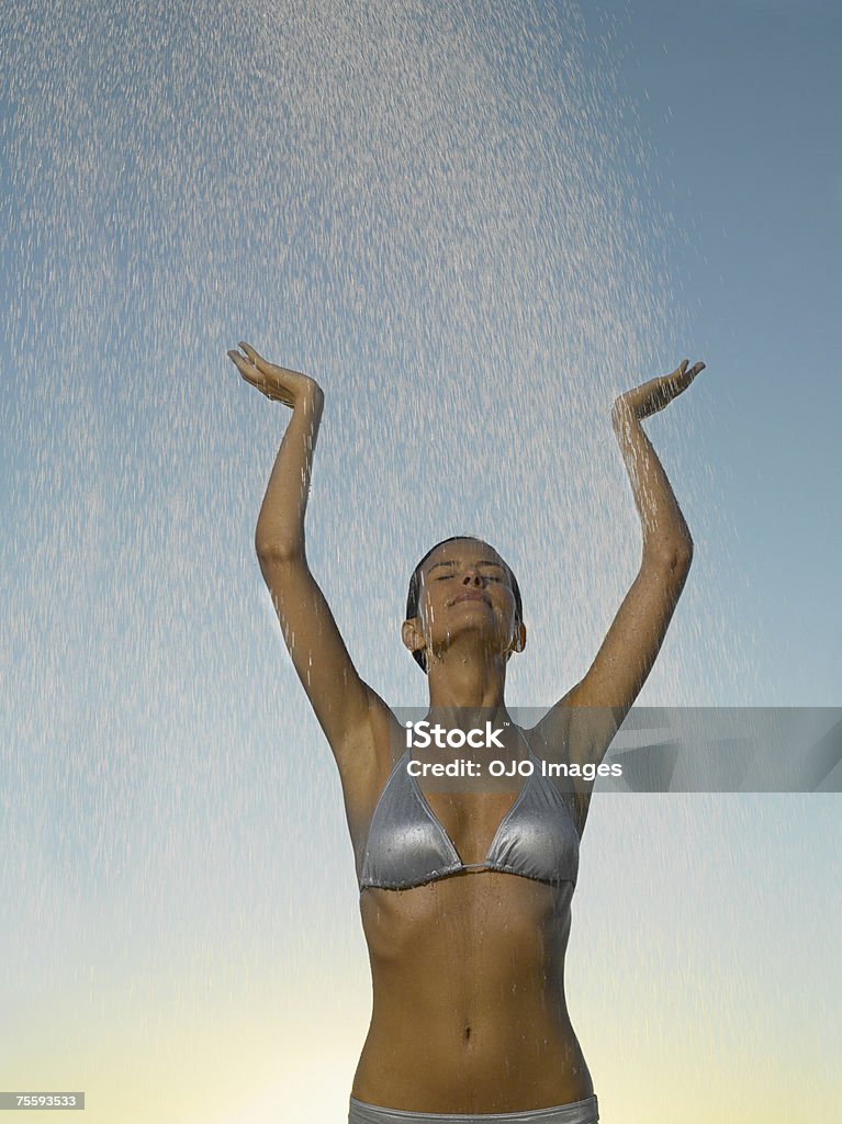 여자 있는 비키니 도출함 showered 기간: - 로열티 프리 비 스톡 사진